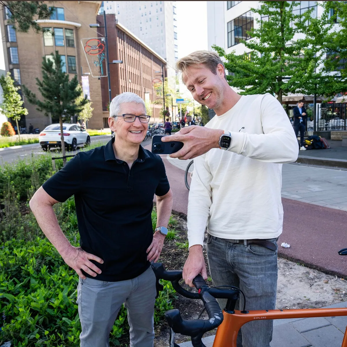 Fitness-apps zijn erg populair in de App Store. Tim Cook wil van Apple meer een gezondheidsbedrijf maken. Op de foto met Lex Daniels van Relive.