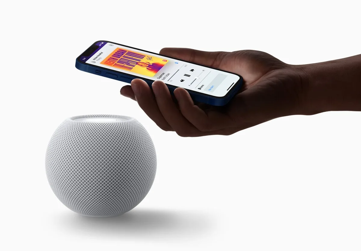 Je kunt muziek snel naar de HomePod verplaatsen door je iPhone er boven te houden.