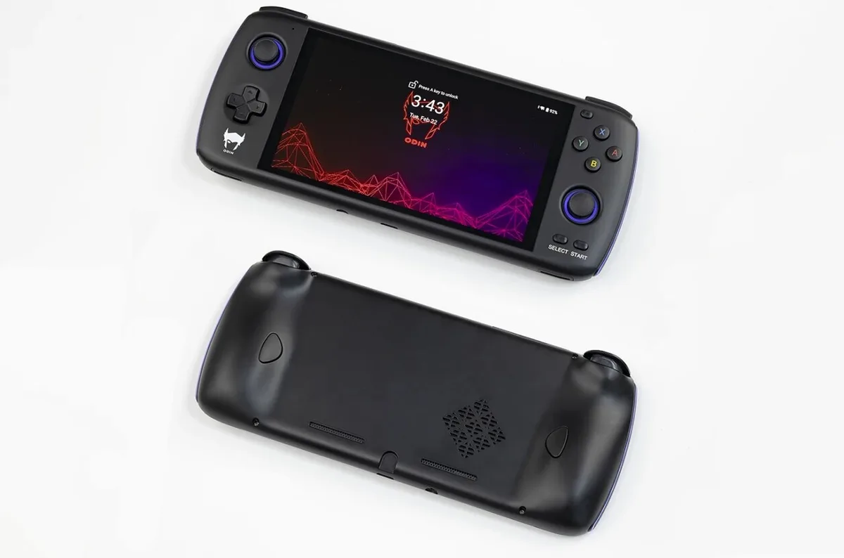 De Odin Pro lijkt op een Nintendo Switch Lite, met achterop twee extra knoppen.