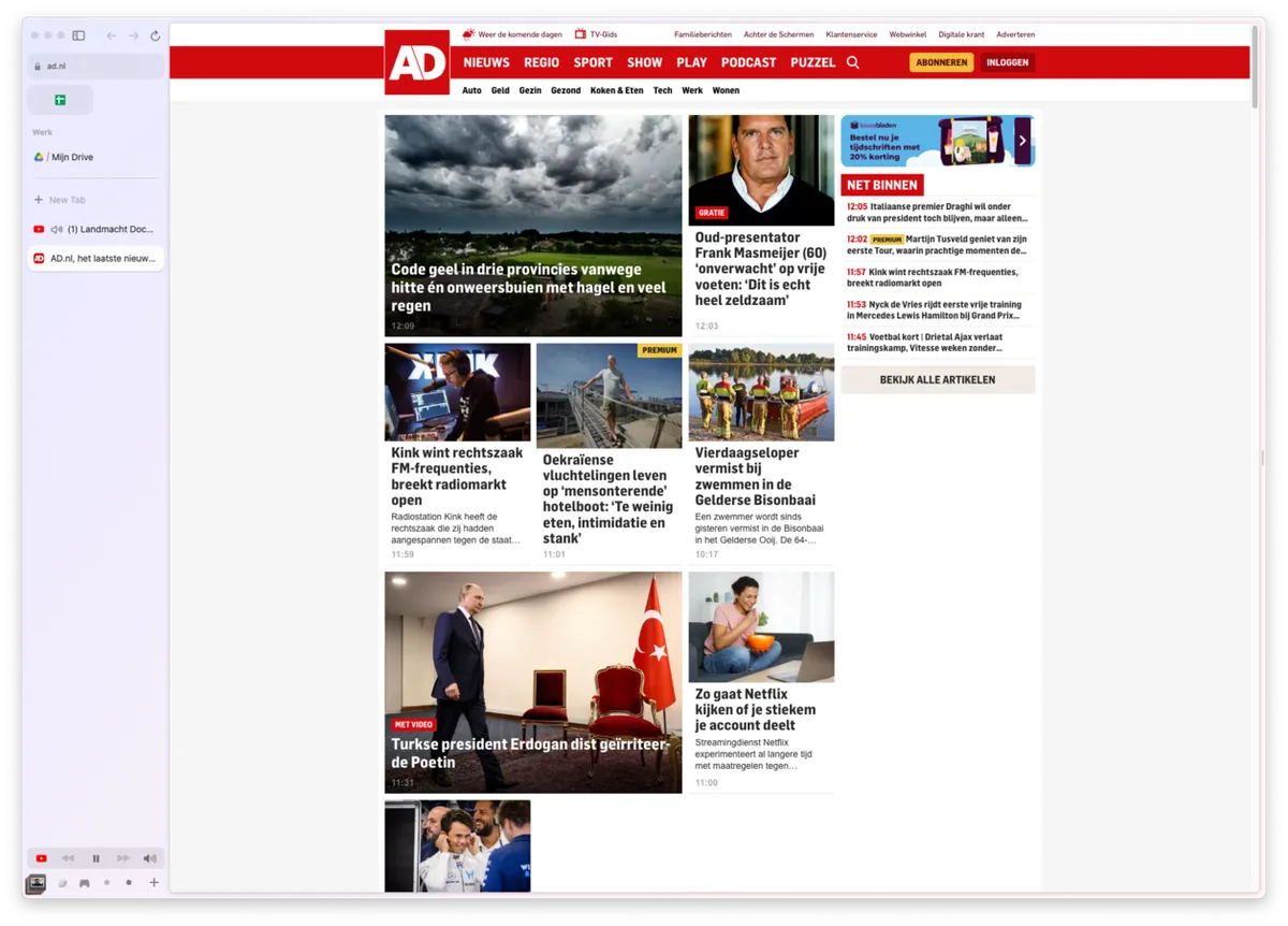 Tabbladen in Arc staan aan de linkerkant. Zet je ze boven de streep, dan blijven ze altijd gepind in de browser.