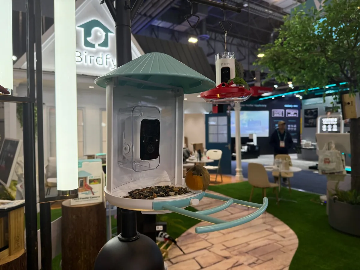 De Birdfy Feeder op techbeurs CES.