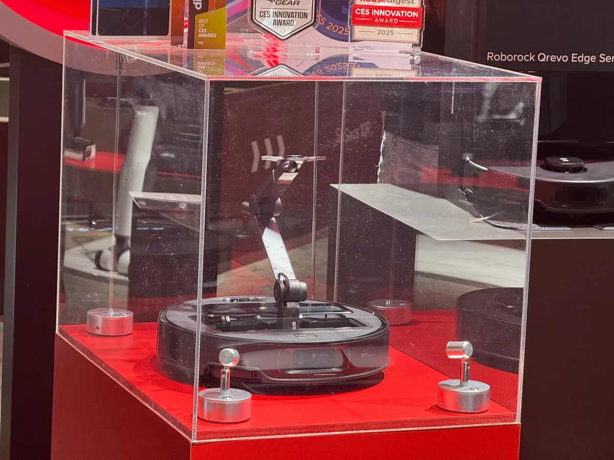 De robotarm op deze stofzuiger van Roborock ruimt rommel op.