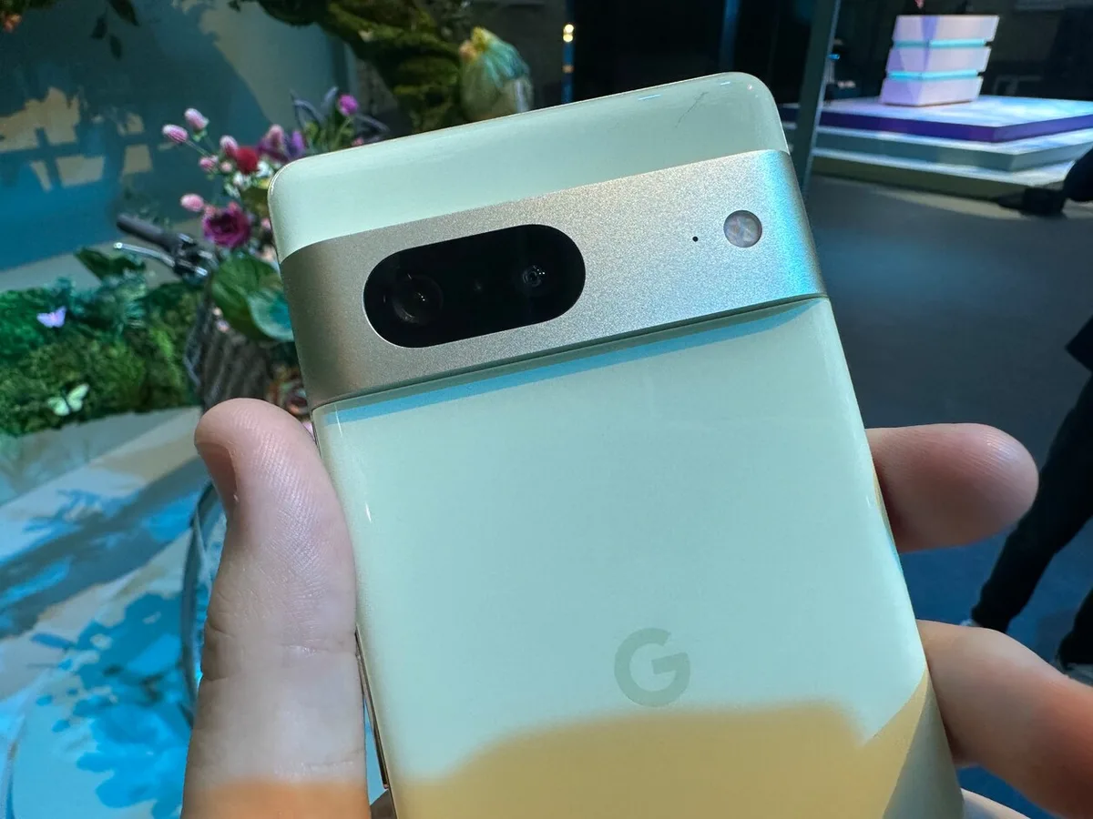 Achterop deze Pixel 7 zitten twee camera's, de 7 Pro heeft er drie.