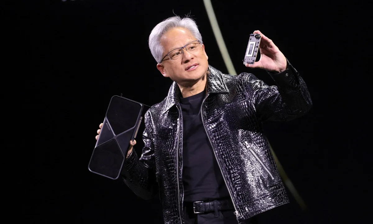 Nvidia-directeur Jensen Huang houdt een nieuwe Nvidia videokaart vast. 