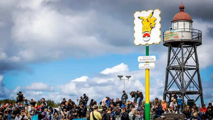 Een Pikachupaal met 'Welkom in Kijkduin, Pokémon-hoofdstad van Nederland'.