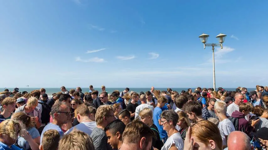 Pokémon Go-spelers verzamelen zich massaal op het Deltaplein omdat hier veel Pokémon te vinden zijn.