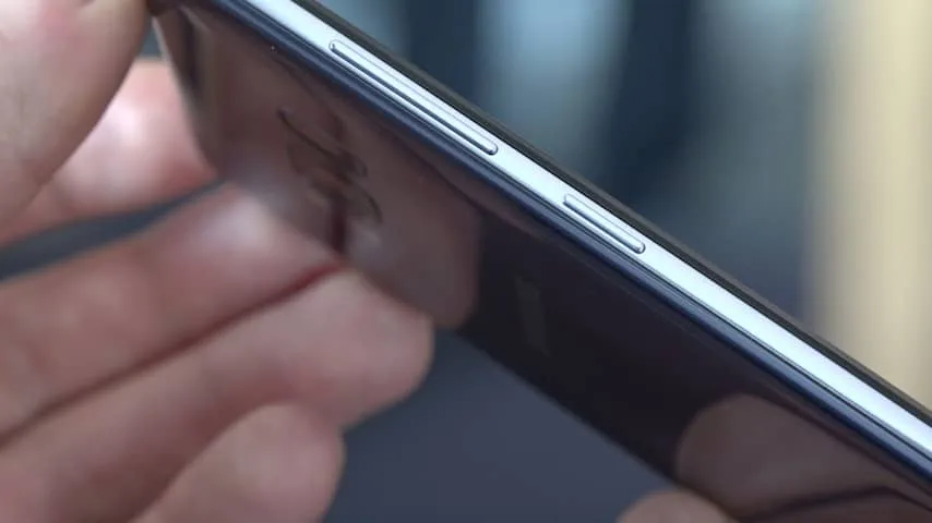 Aan de linkerkant zit een speciale knop om de Bixby-assistent op te roepen.
