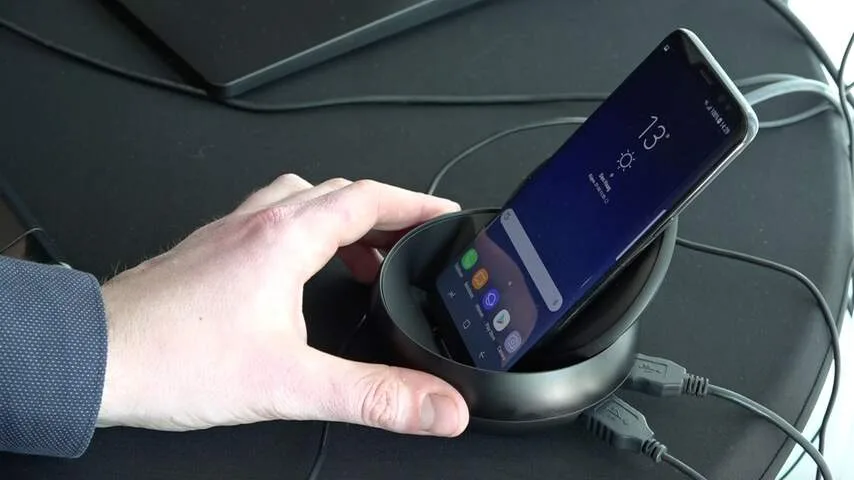 Met een speciaal dock kan de S8 worden gebruikt als desktopcomputer.