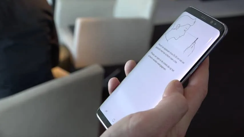De smartphone kan worden ontgrendeld via een irisscanner of gezichtsherkenning.