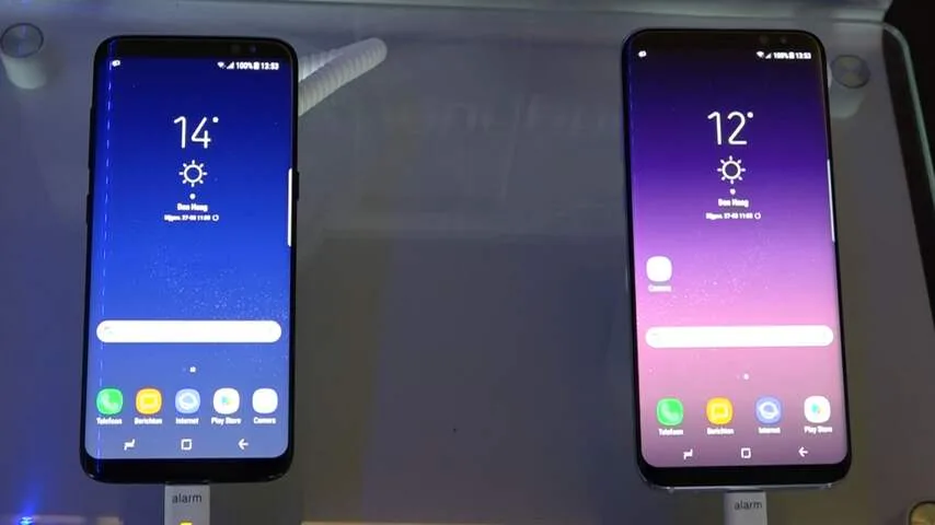 Bijna het volledige oppervlak van de S8 en S8+ wordt in beslag genomen door het scherm.