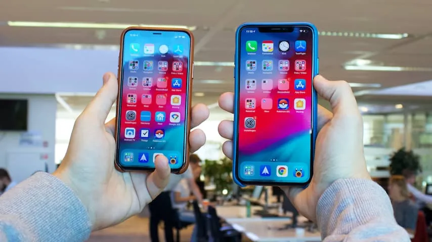 Vooral in de hand valt het verschil tussen de twee nieuwe iPhones op.
